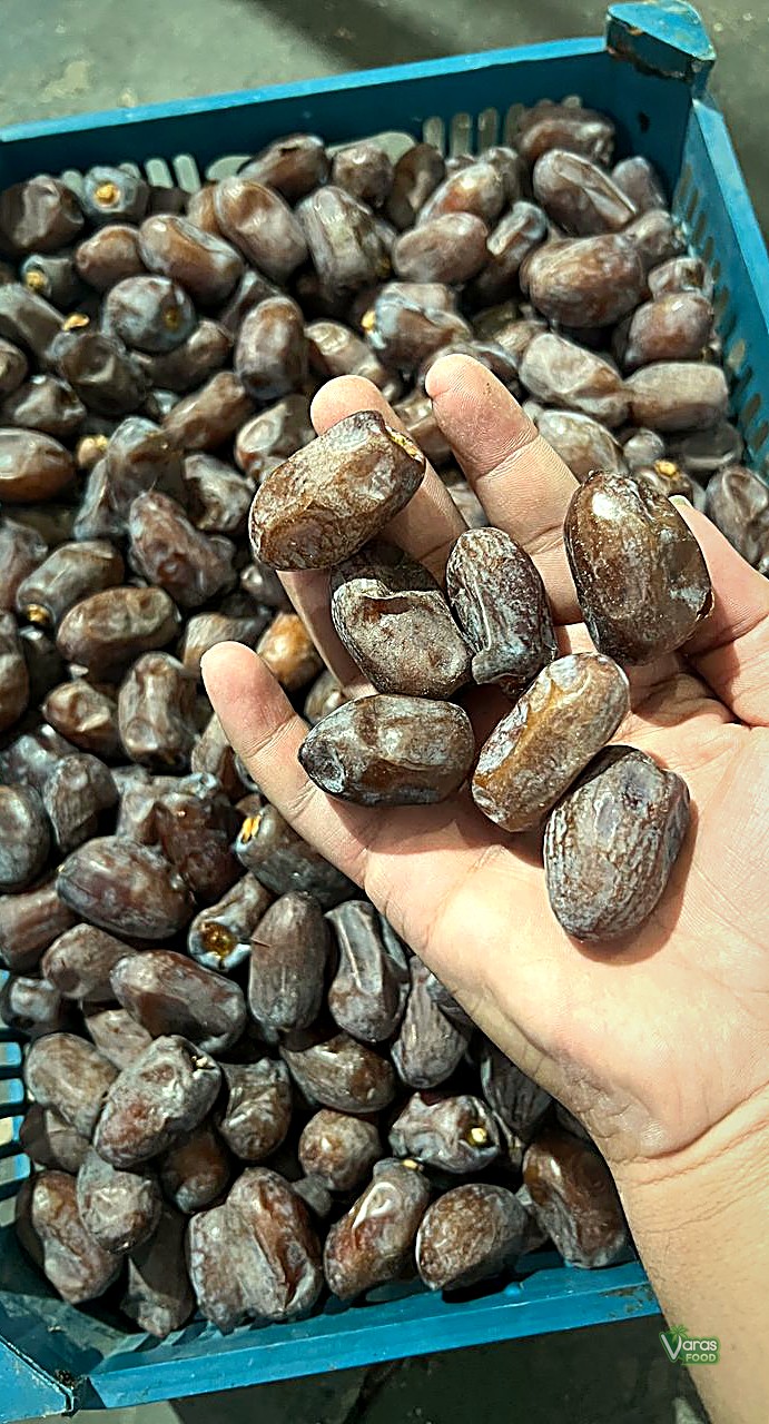 VARAS Food Kaluteh dates in a sorting crate